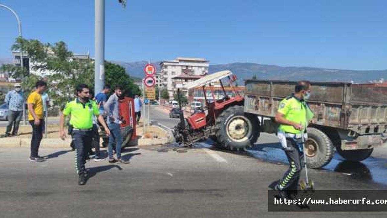 Otomobille çarpışan traktör ikiye bölündü: 4 yaralı