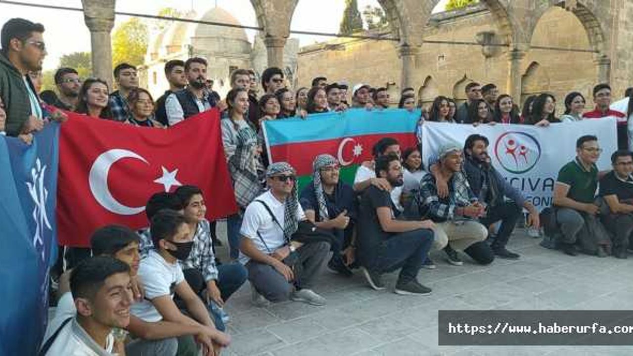 Azerbaycan'dan gelen gençler Urfa'yı gezdi