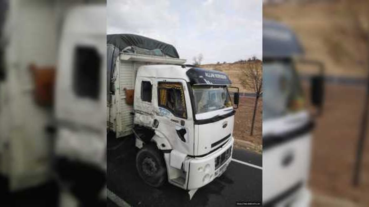 İki kamyonun çarpıştığı kazada 1 kişi öldü 1 yaralandı