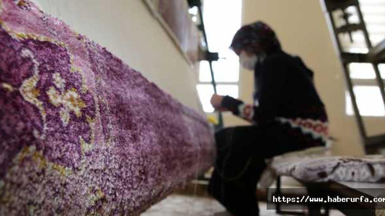 kadınlar el emeği halı üretiyor