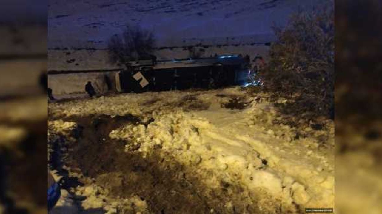 Otoyolda Can Pazarı: Otobüs Şarampole devrildi, 3'ü ağır 25 yaralı