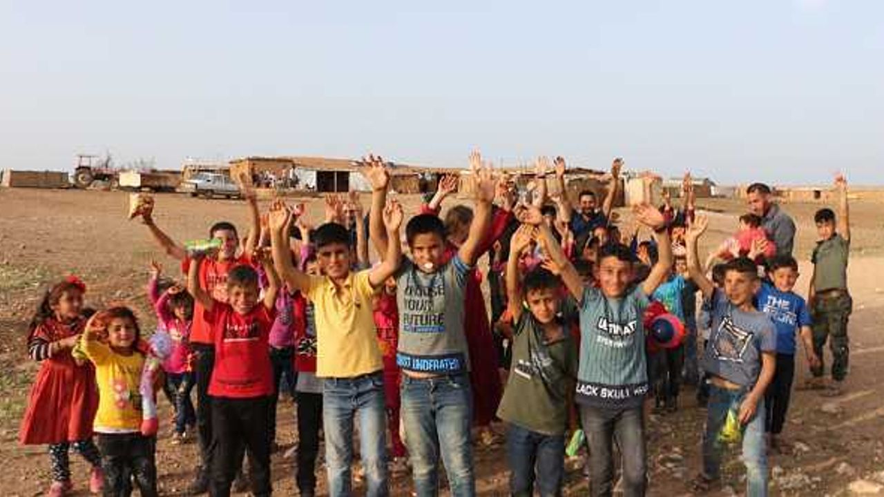 Hayırsever gençler Urfa'daki göçer çocukları unutmadı