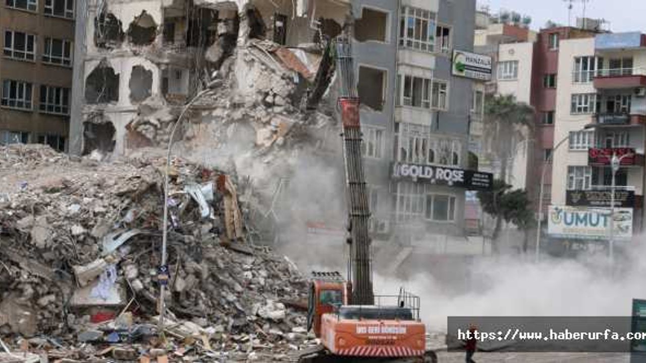 Şanlıurfa'da Depremde ağır hasar almış binaların yıkımı sürüyor