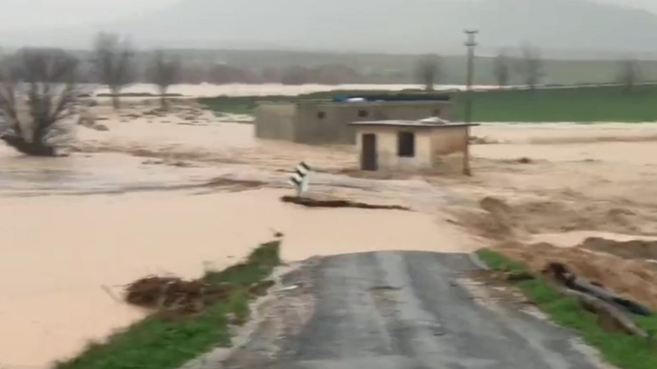 Şanlıurfa'da sağanak yağış nedeniyle köy yolları kapandı