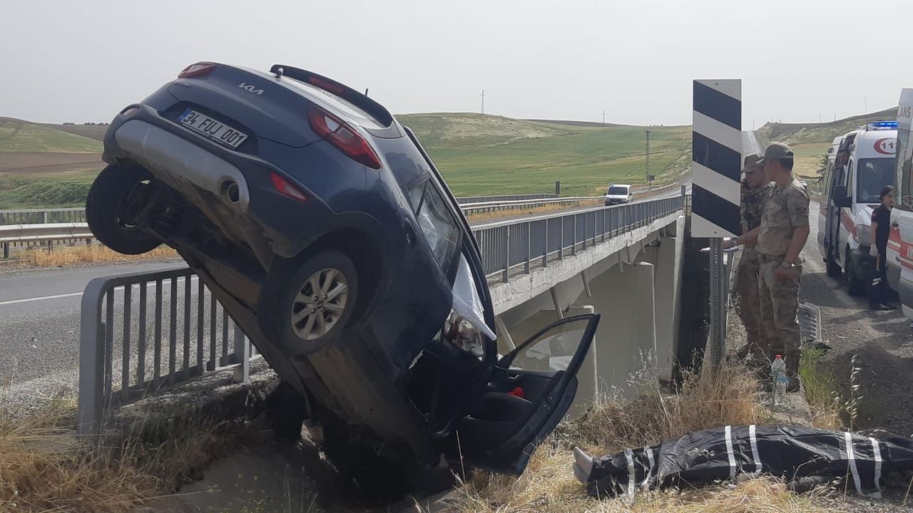 Köprüde asılı kalan otomobilde 1 kişi öldü 3 kişi yaralandı