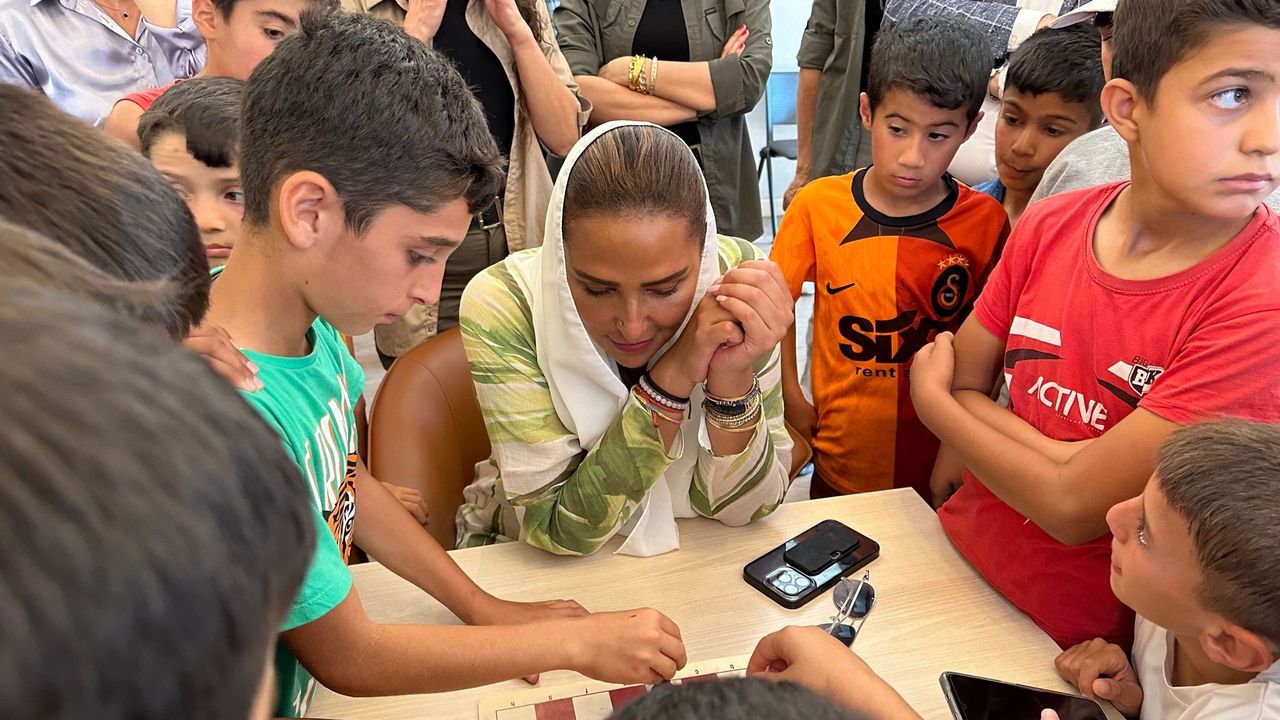 Suudi Prenses deprem bölgesinde vatandaşlarla buluştu
