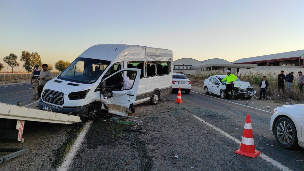 Öğretmen servisi minibüsü kaza yaptı: 15 yaralı