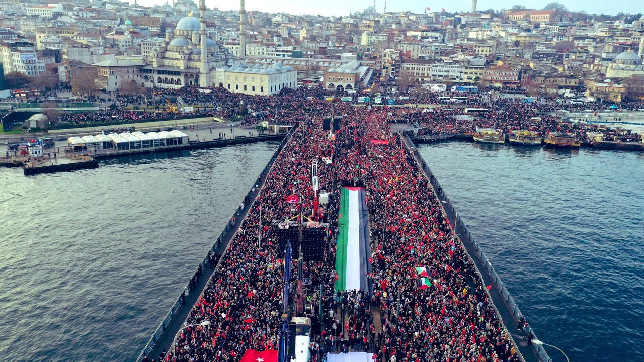 İstanbul'da Filistin'e destek yürüyüşüne binler katıldı