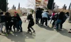 Genç kızların saç saça kavgasını film izler gibi izlediler