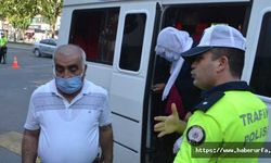 Karantinada olması gereken şoför direksiyon başında yakayı ele verdi