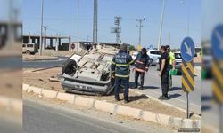 Akçakale'de araba devrildi sürücü yaralı kurtuldu