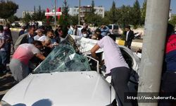 13 yaşında çocuk kaza yaptı, Kullandığı araç kağıt gibi direğe dolandı
