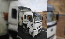 İki kamyonun çarpıştığı kazada 1 kişi öldü 1 yaralandı