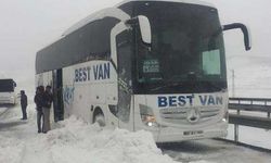 Viranşehir'de Yolcu Otobüsü Kara Saplandı