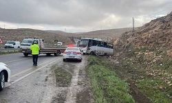 Urfa'da işçi servisi devrildi: 20 yaralı
