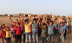 Hayırsever gençler Urfa'daki göçer çocukları unutmadı