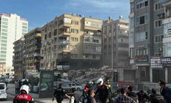 Şanlıurfa'da ağır hasarlı bina çöktü: Arama kurtarma sürüyor