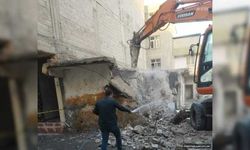 Şanlıurfa'da ağır hasarlı yapılar yıkılıyor