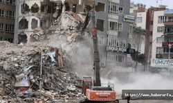 Şanlıurfa'da Depremde ağır hasar almış binaların yıkımı sürüyor