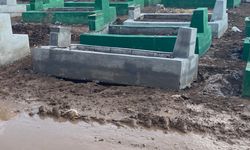 Yağmur sonrası depremzedelerin mezarları zarar gördü