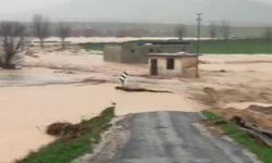 Şanlıurfa'da sağanak yağış nedeniyle köy yolları kapandı