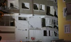 Deprem'de ağır hasar almış bina kendiliğinden çöktü