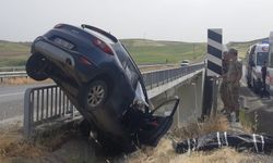 Köprüde asılı kalan otomobilde 1 kişi öldü 3 kişi yaralandı