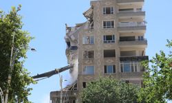 Urfa'da depremde ağır hasar alan yapıların yıkımı sürüyor