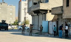 Urfa'da eve sıkıştırılan uyuşturucu satıcıları polisle çatışmaya girdi