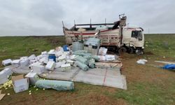 Şanlıurfa'da tekstil malzemeleri yüklü kamyon devrildi