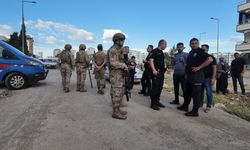 Kavgayı ayırmak isteyen polisi bıçakladılar