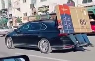 Görüntüler Urfa'dan lüks otomobilin bagajına TV taşıdılar