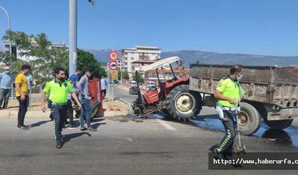Otomobille çarpışan traktör ikiye bölündü: 4 yaralı