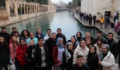 Afyonkarahisarlı genç turistler Urfa'nın tarihi mekanlarını gezdi