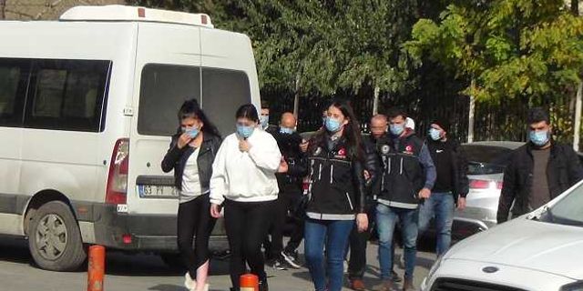 Urfa'da Uyuşturucularla yakalanan zanlılar adliye'ye sevk edildi
