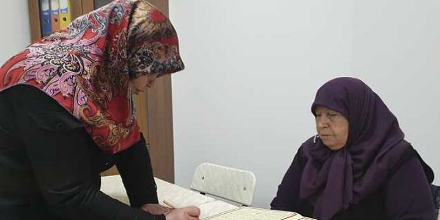 85 yaşında Kadın Kur'an okumayı öğrendi