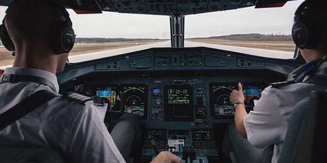 Mucize Uçağı Pilot Bayılınca Yolcu İndirdi