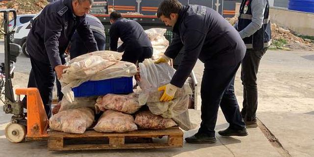 Halk Sağlığını tehtit edecek tonlarca tavuk ve sakatat Urfa ekiplerince imha edildi