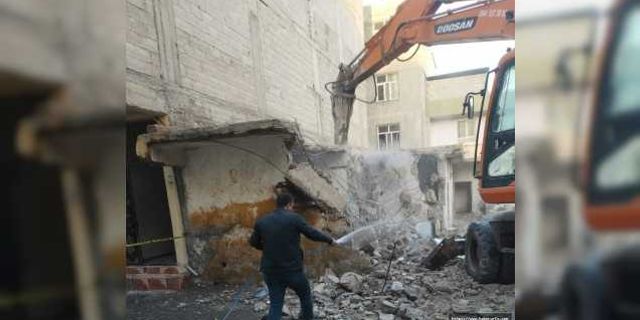 Şanlıurfa'da ağır hasarlı yapılar yıkılıyor