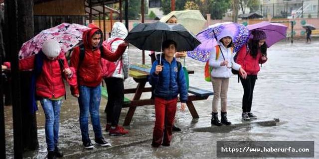 Vali Ayhan Şanlıurfa'da okulların 1 gün tatil edildiğini duyurdu