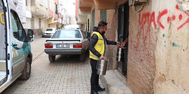 İftar öncesi sıcak yemekler Şanlıurfa'da hanelere ulaştırılıyor