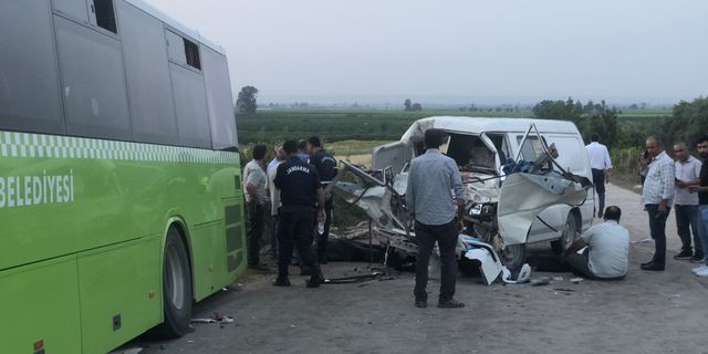 Belediye otobüs ile panelvan araç çarpıştı: 2 ölü