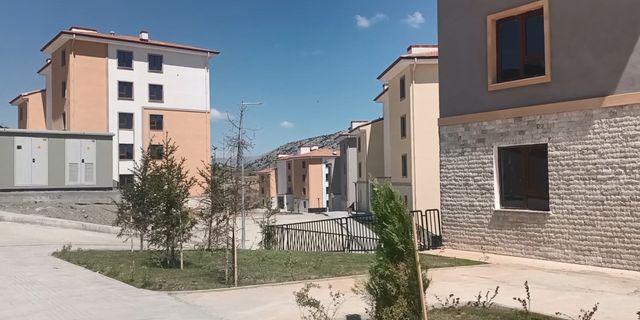 Deprem konutları kura çekimiyle hak sahiplerine teslim edildi