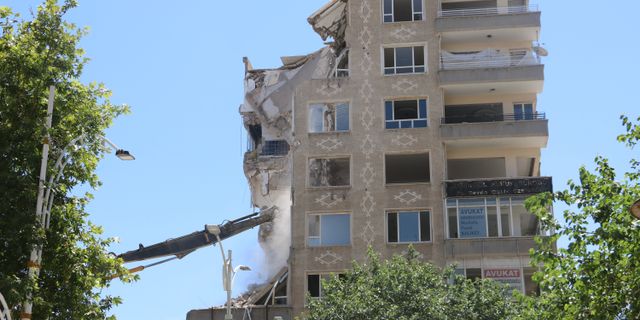 Urfa'da depremde ağır hasar alan yapıların yıkımı sürüyor
