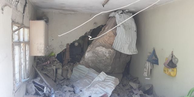 Adana'da Depremde dağdan kopan kapa parçası köy evini yıktı