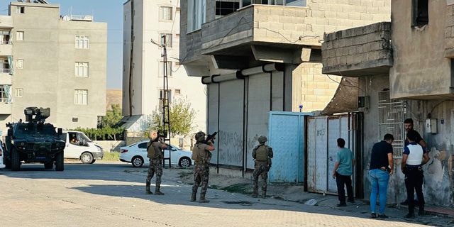 Urfa'da eve sıkıştırılan uyuşturucu satıcıları polisle çatışmaya girdi