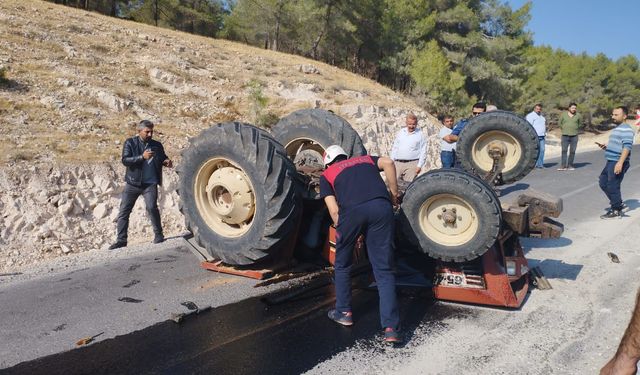 Karaköprüde devrilen traktörün sürücüsü öldü