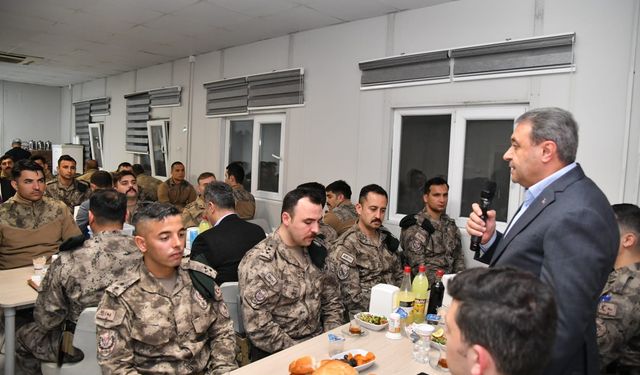 Vali Şıldak Barış Pınarı Bölgesinde iftar yemeğine katıldı