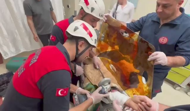 Koluna demir şiş saplanan vatandaş o şekilde ameliyata alındı