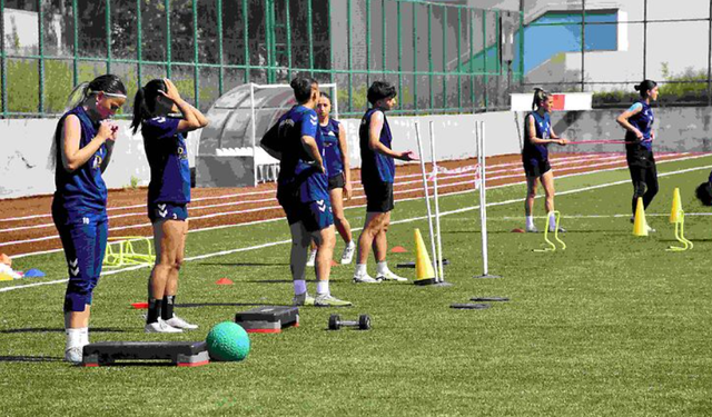 Siverek İdmanyurdu Kadın Futbol Takımı grup şampiyonu